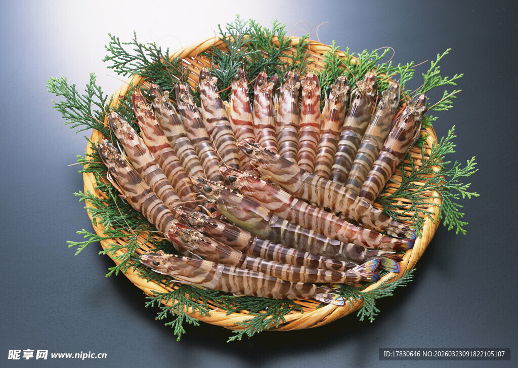 新鲜皮皮虾摆放在竹篮中