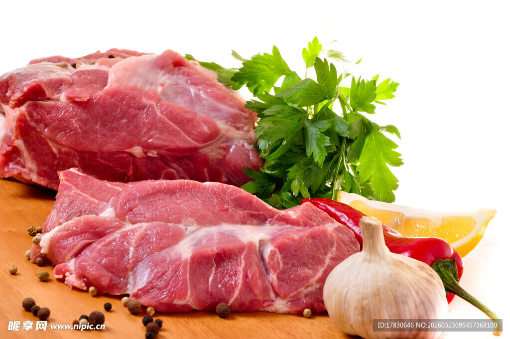 新鲜生肉与香料蔬菜组合