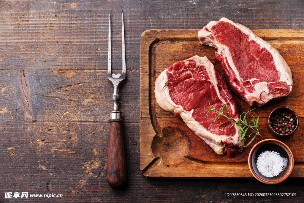 木盘上的鲜嫩牛排与调料