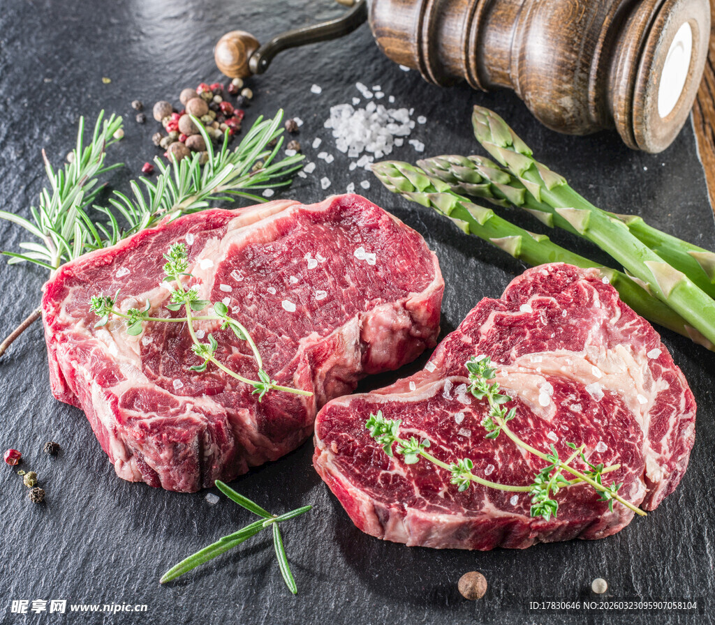 新鲜生牛排与香草佐料