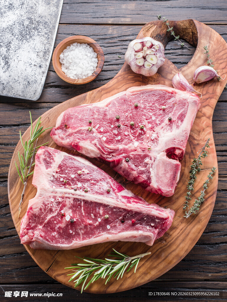 新鲜牛排置于木盘配香料