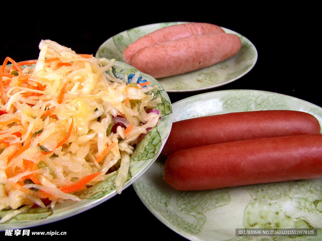 美味香肠配沙拉