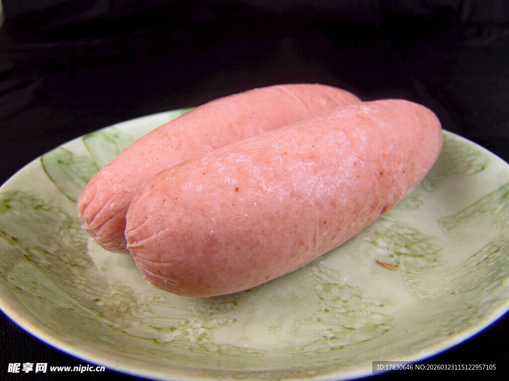 盘中双根粉色香肠
