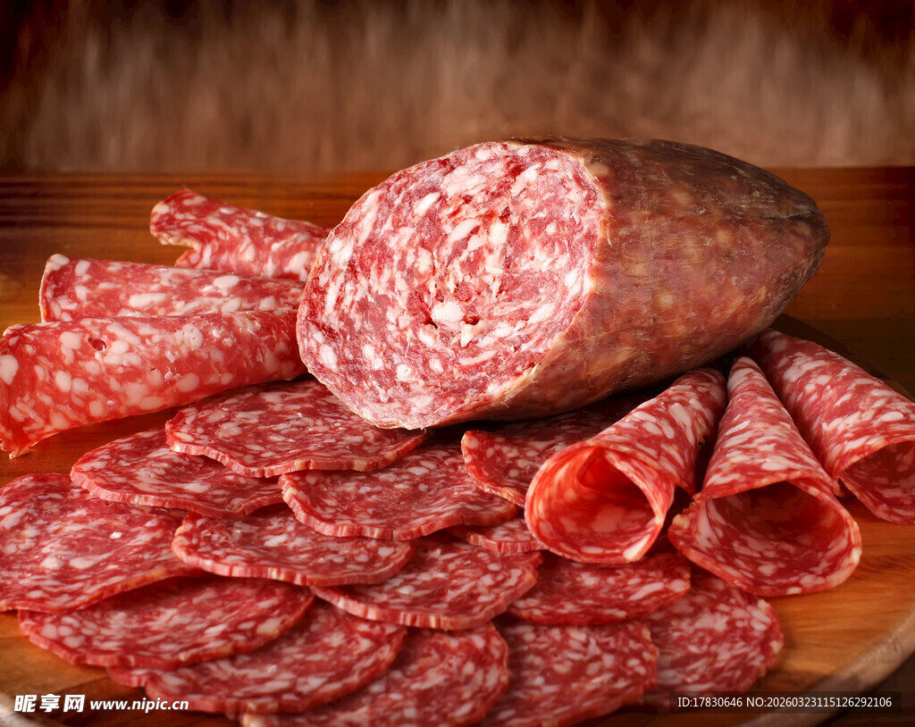 美味萨拉米香肠切片展示