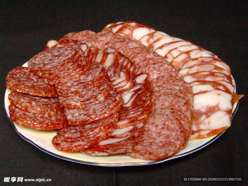 美味多样的香肠拼盘