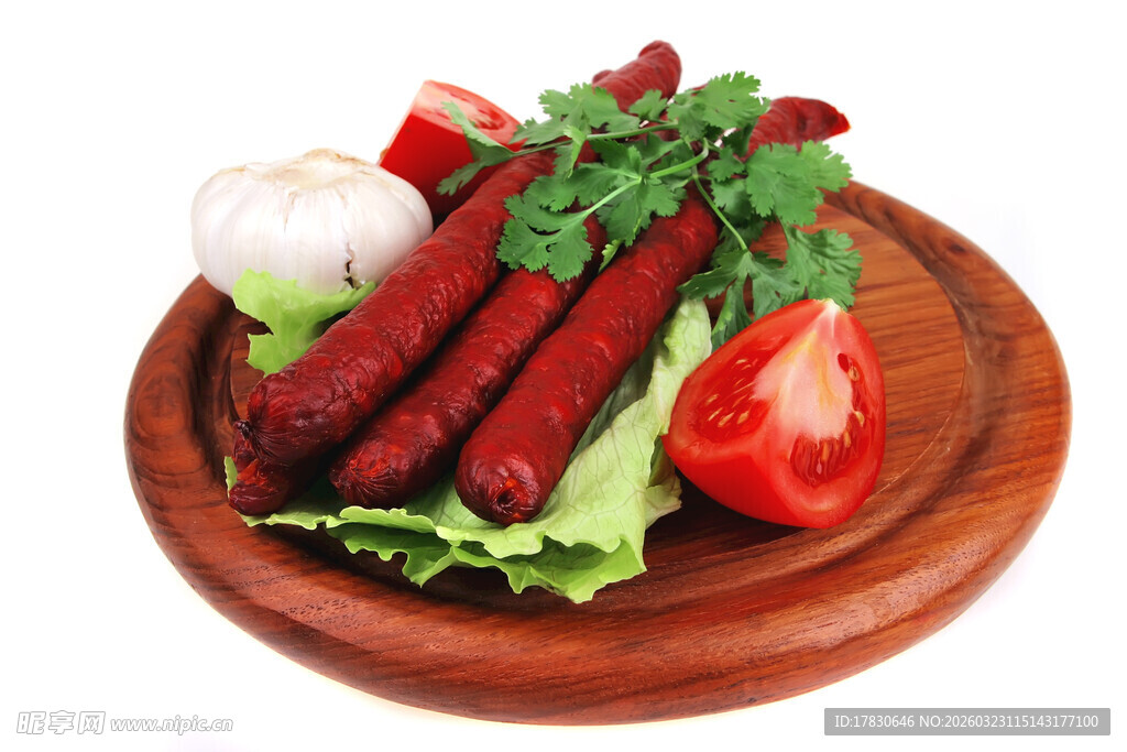 木盘上的美味香肠配菜