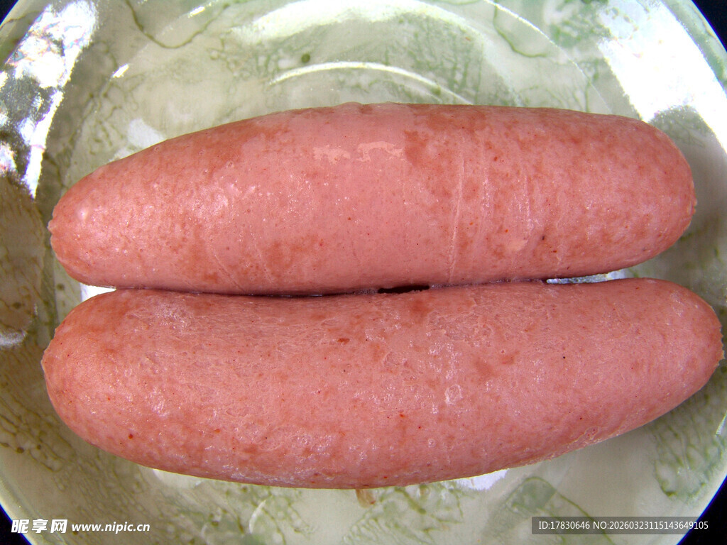 盘中双根美味香肠