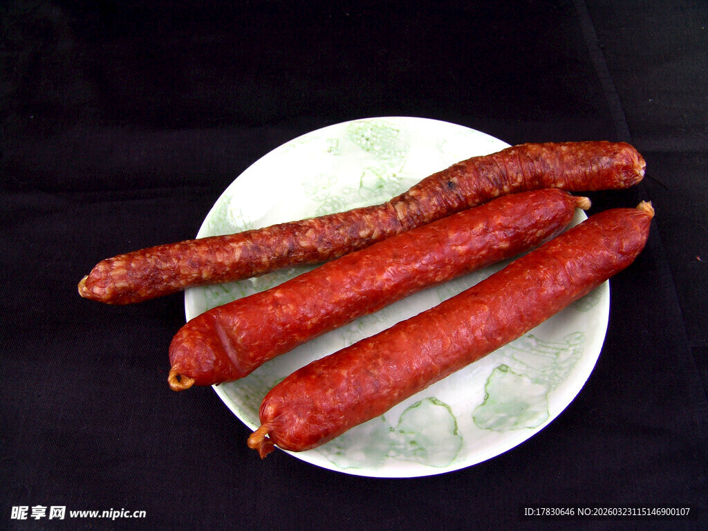 美味香肠摆于白色盘上