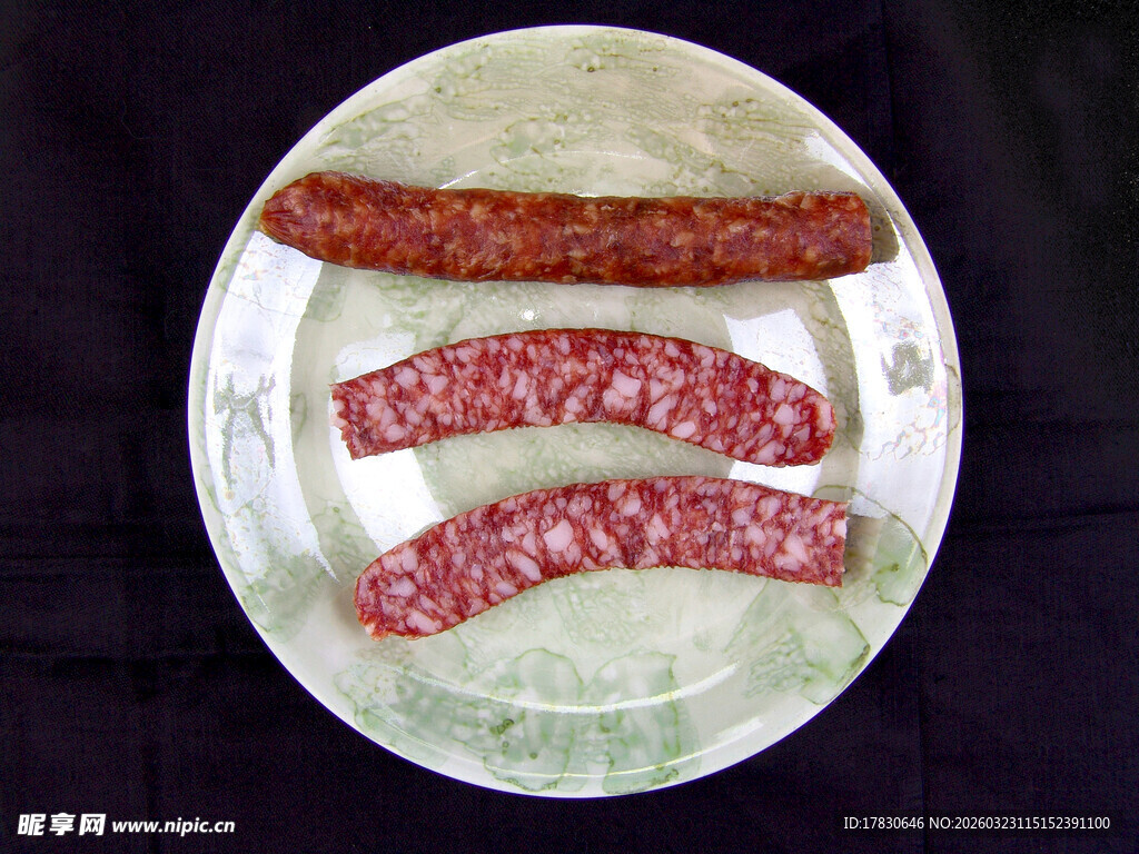 盘中美味香肠切片展示