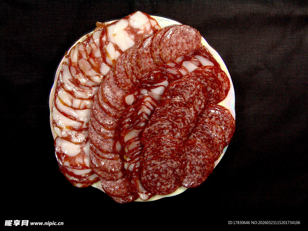 一盘美味的切片香肠