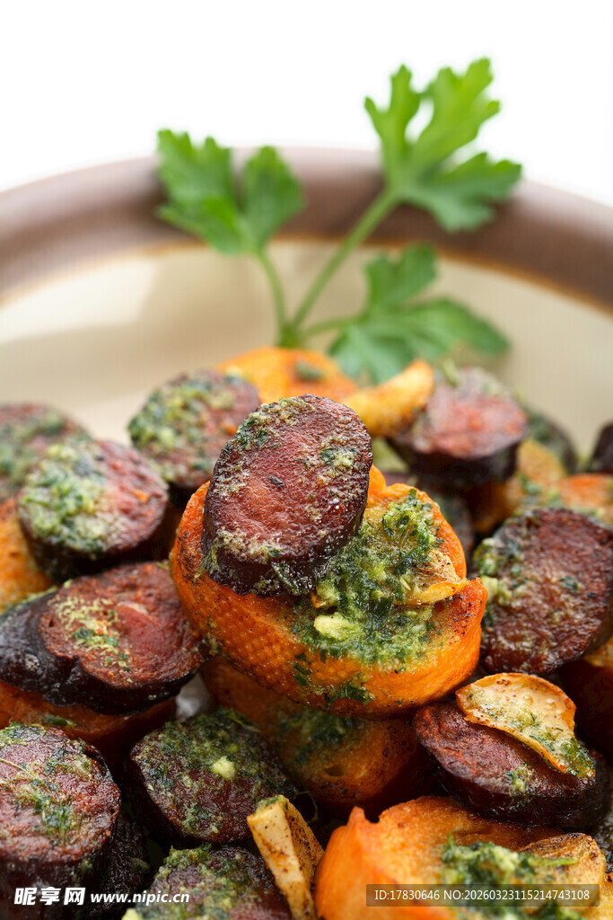 美味香肠配小番茄与香草