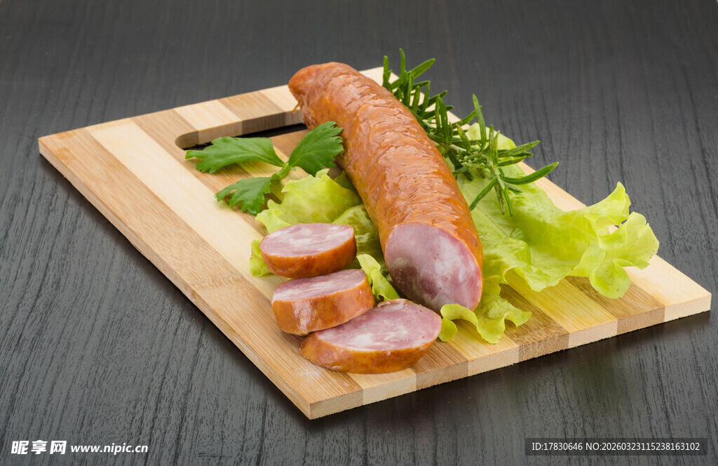 木板上的美味切片香肠