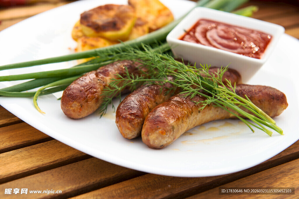 美味烤肠配蘸酱与香草