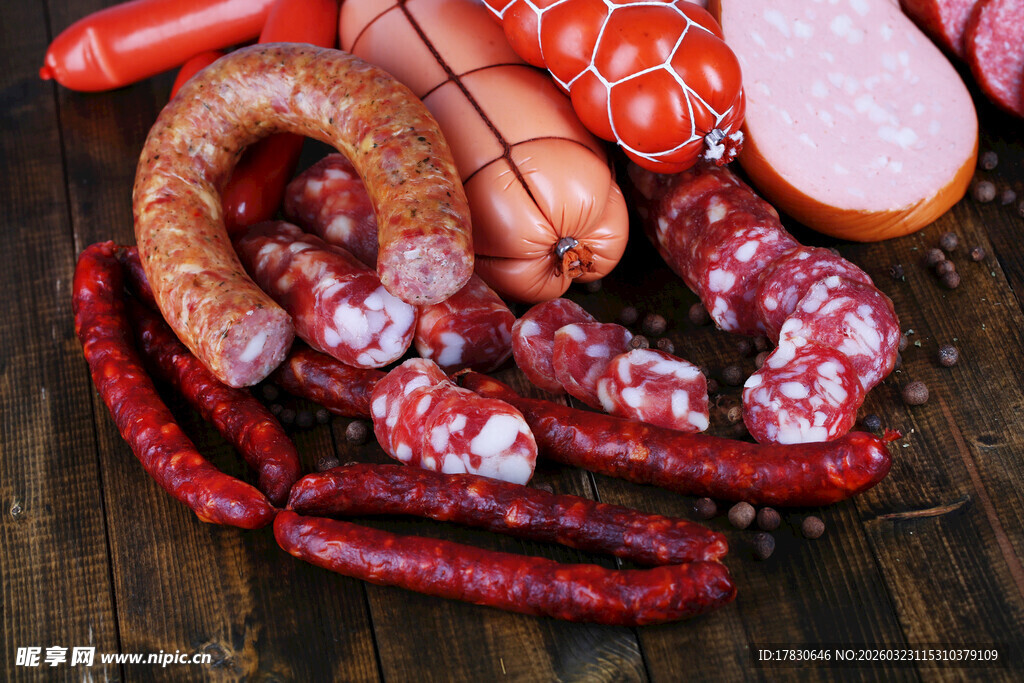 多样美味香肠摆于木桌