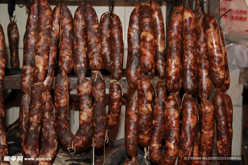 悬挂的美味传统风味香肠
