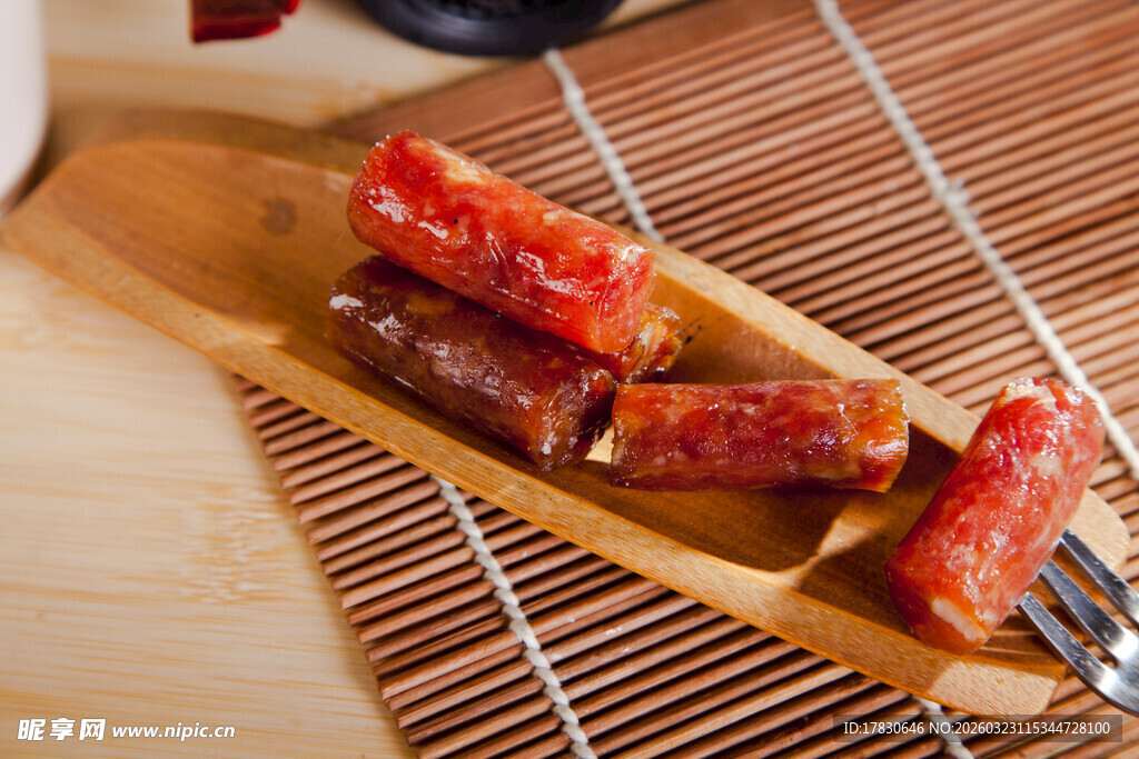 美味腊肠串在木盘上