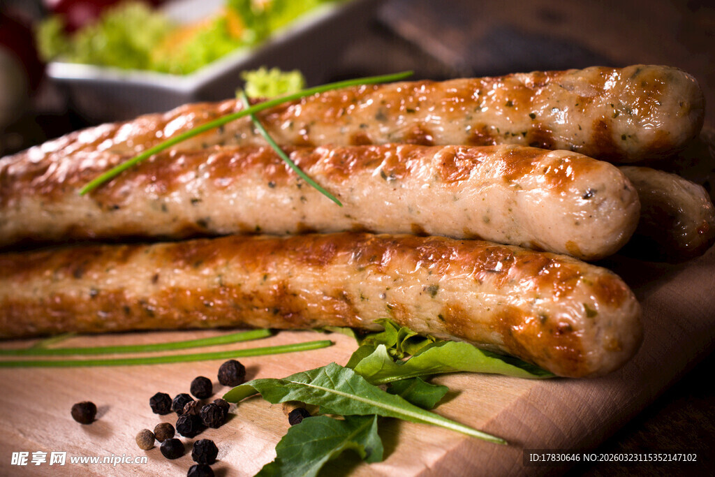 美味烤香肠摆于木砧板上