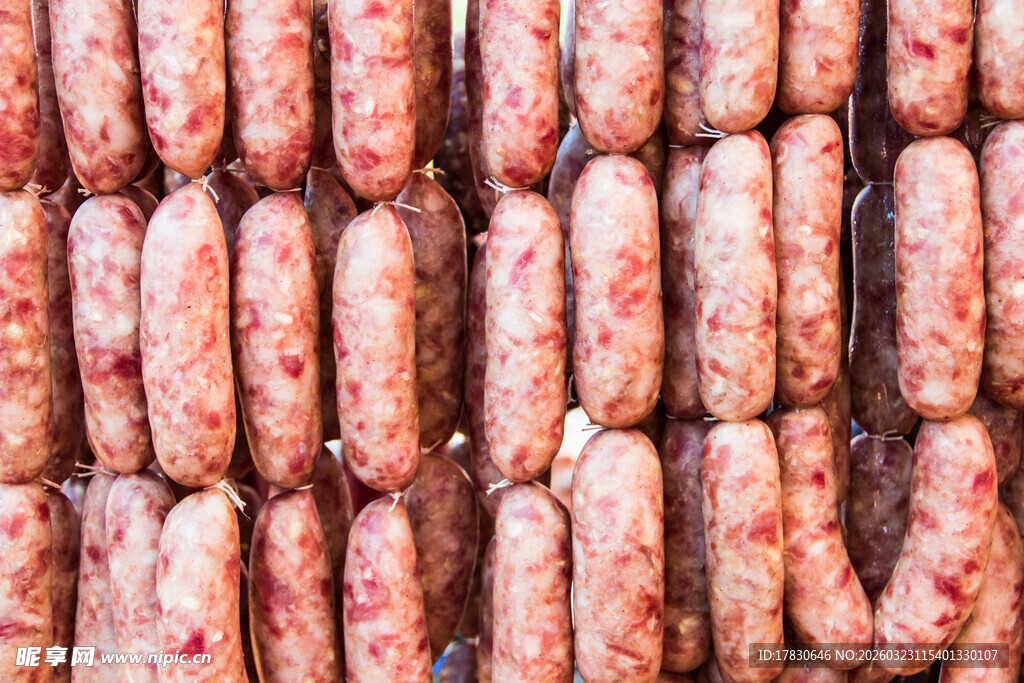 整齐排列的美味香肠