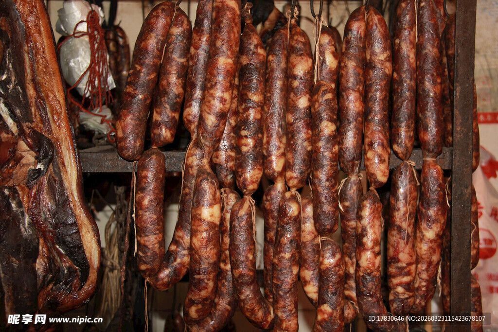 挂满腊肠的传统晾晒场景