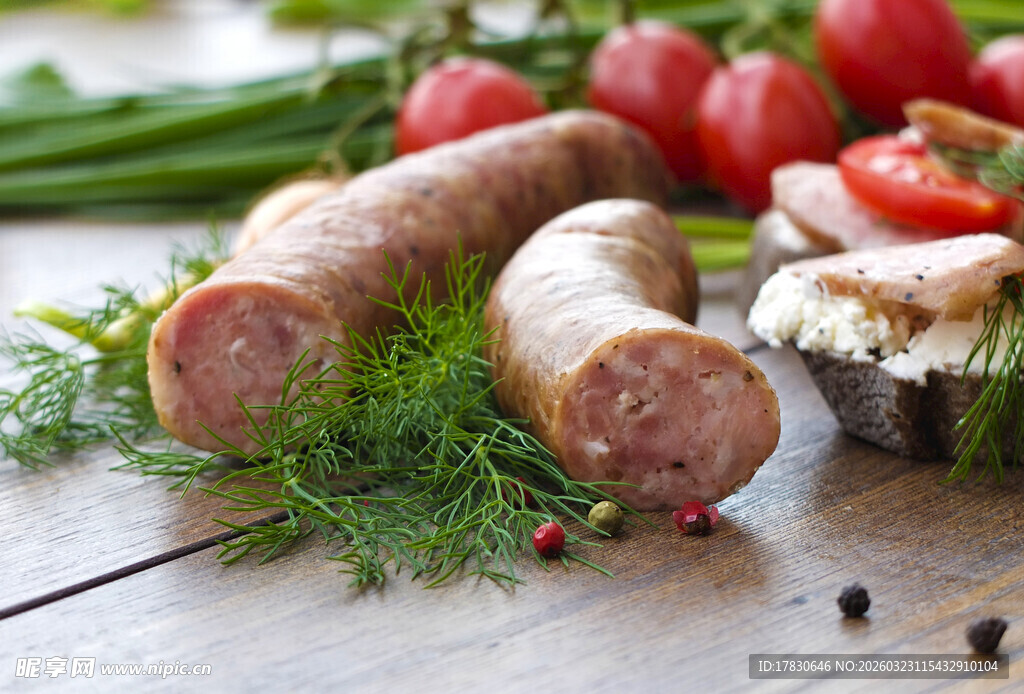 美味香肠搭配新鲜食材