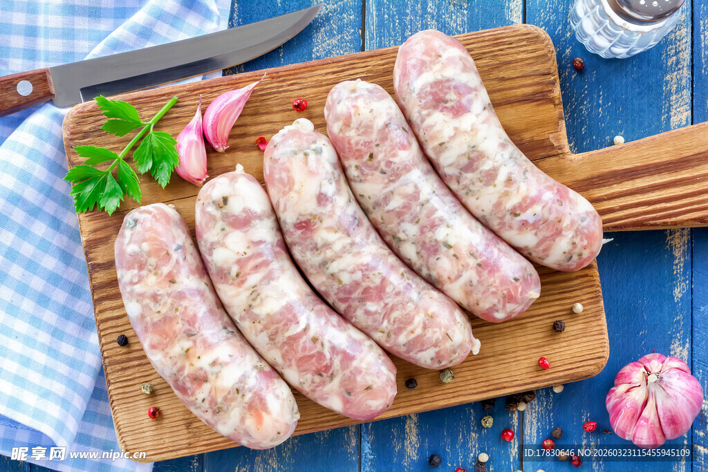 木制砧板上的美味生香肠