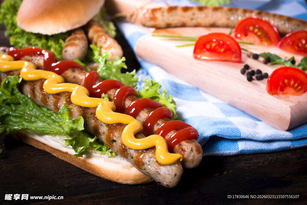 美味热狗与多样食材搭配