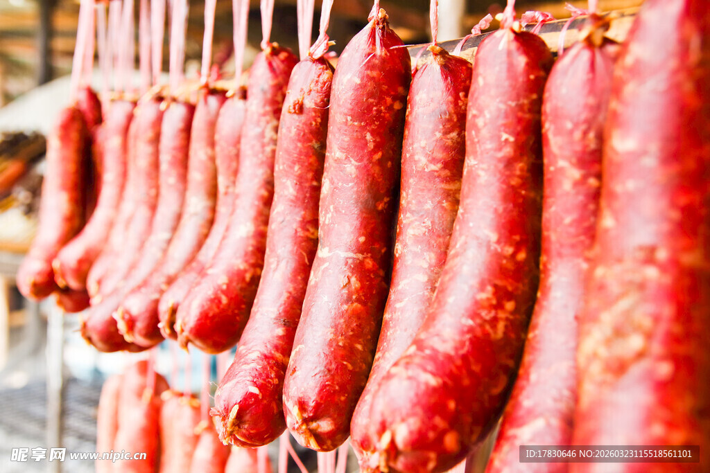 悬挂的美味香肠