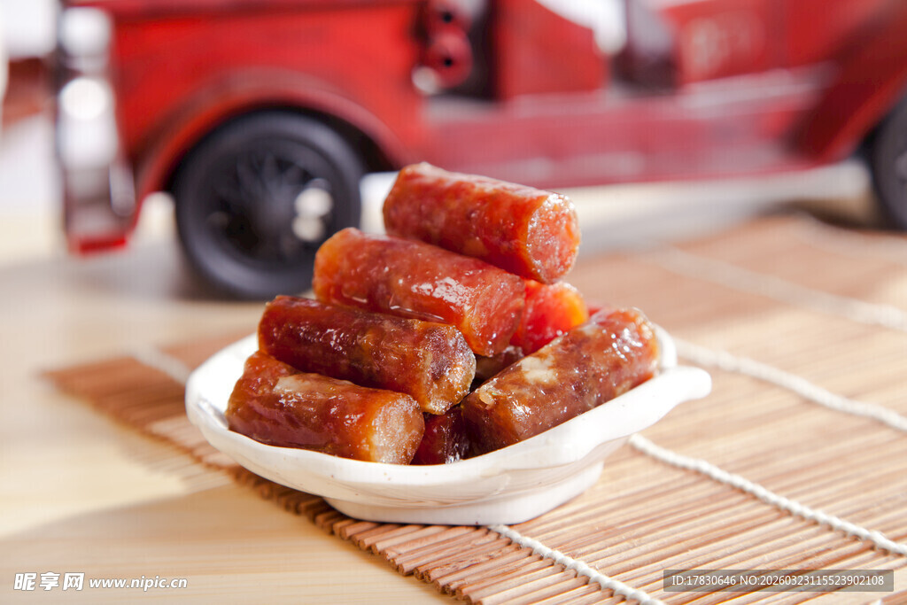 美味香肠摆于盘中
