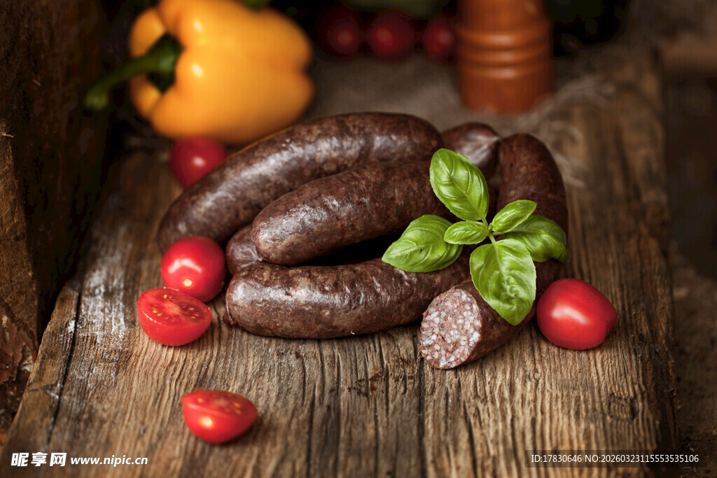 木桌上的美味香肠与蔬果