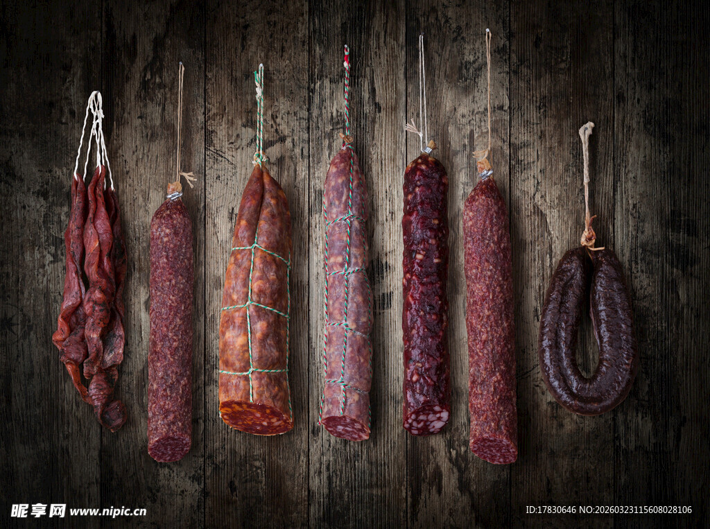 悬挂的多样风味香肠