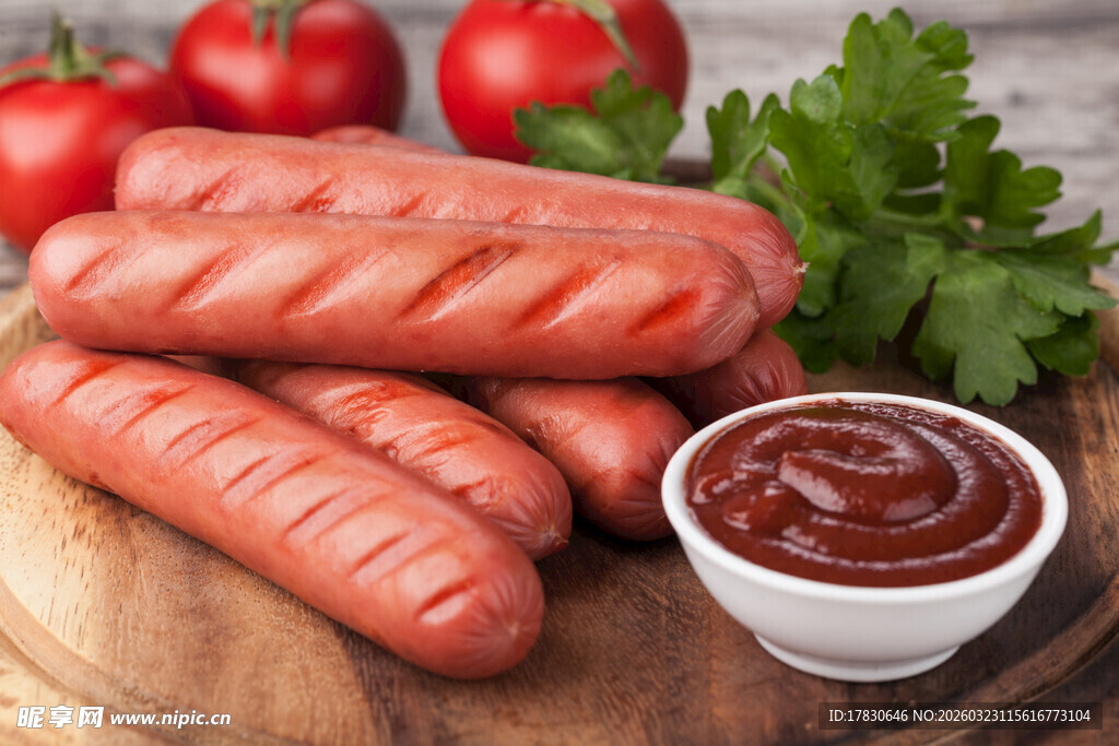 美味香肠配番茄与蘸酱