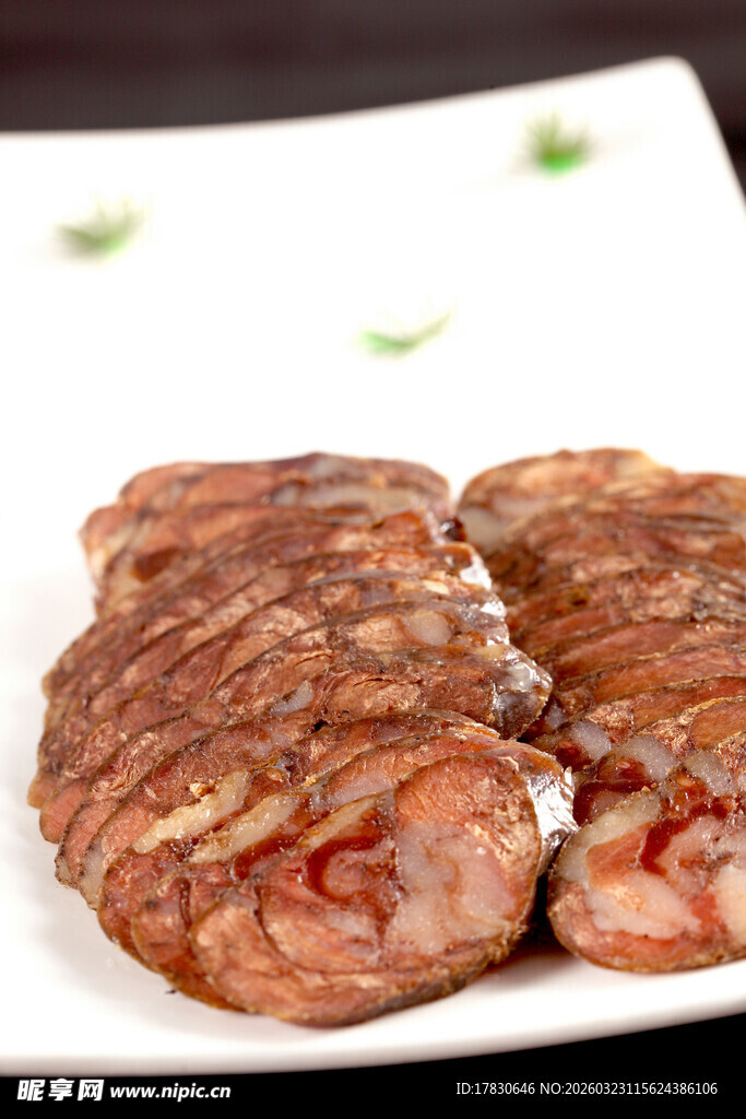 美味卤制香肠切片摆盘