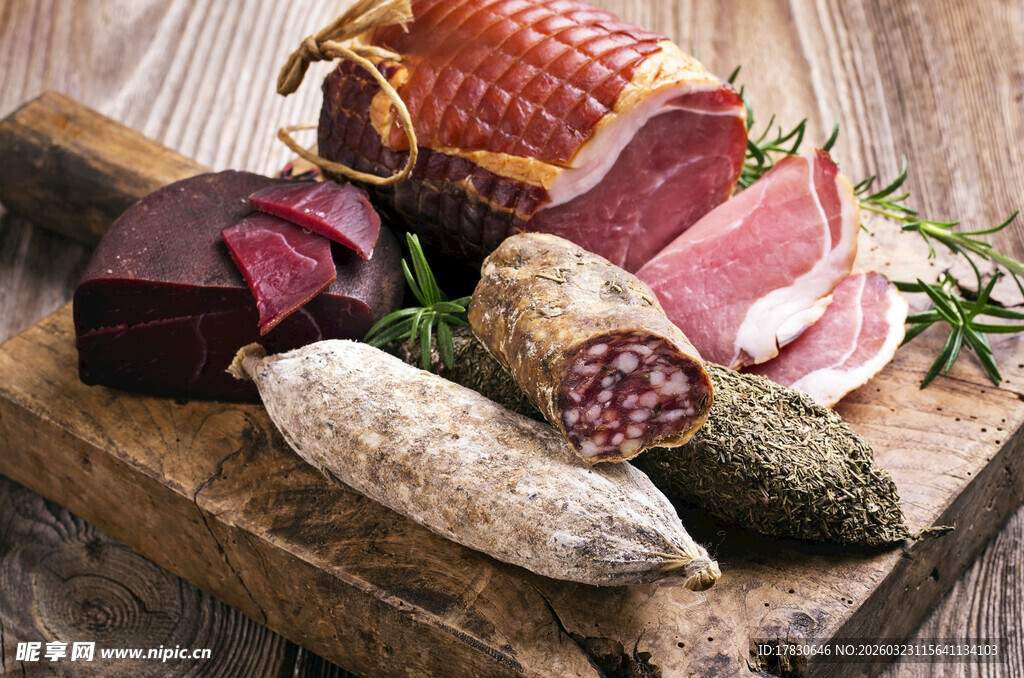 多样美味肉制品拼盘展示