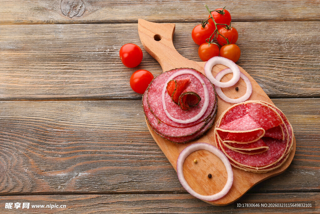 木制砧板上的美味肉制品