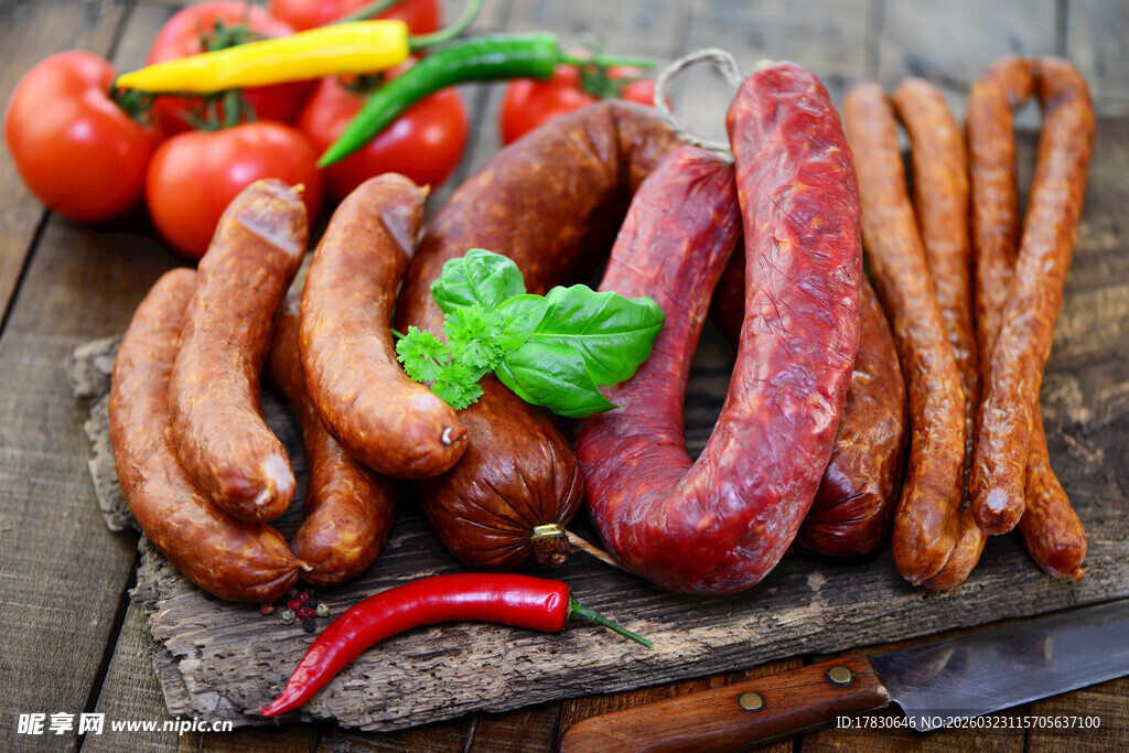 美味多样香肠与新鲜蔬菜