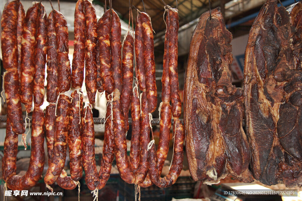 悬挂的美味腊味制品