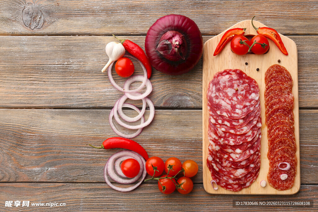木制案板上的美味肉制品