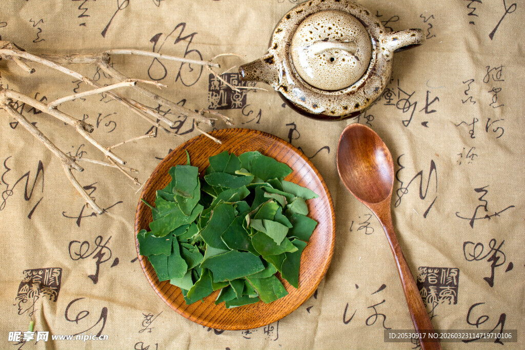 木碗中的新鲜薄荷叶