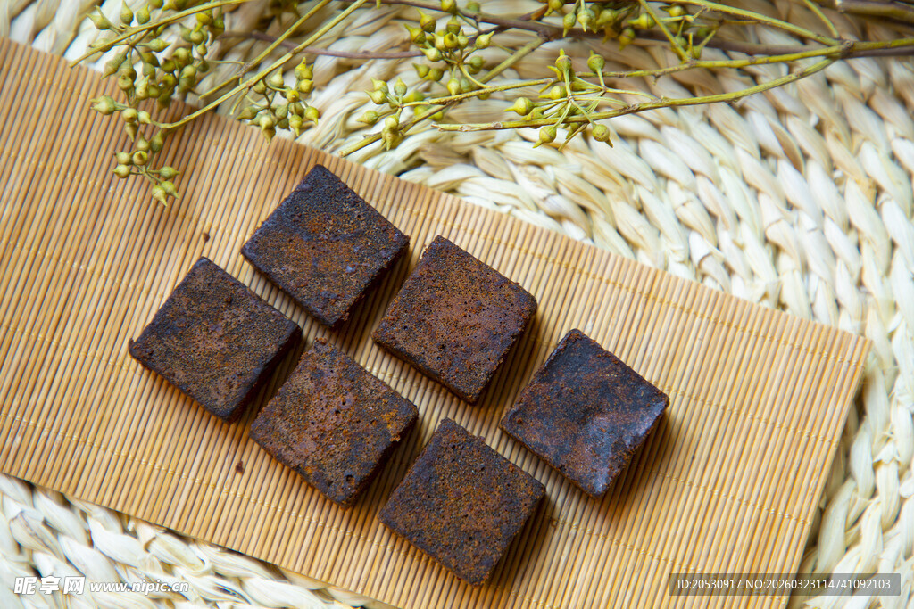 一碟云南产的养生黑糖块