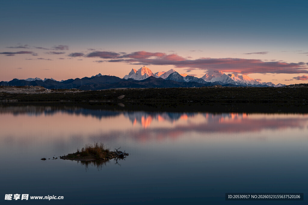 贡嘎雪山日落倒影