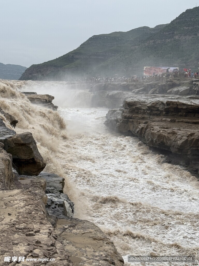 黄河壶口瀑布壮观景象