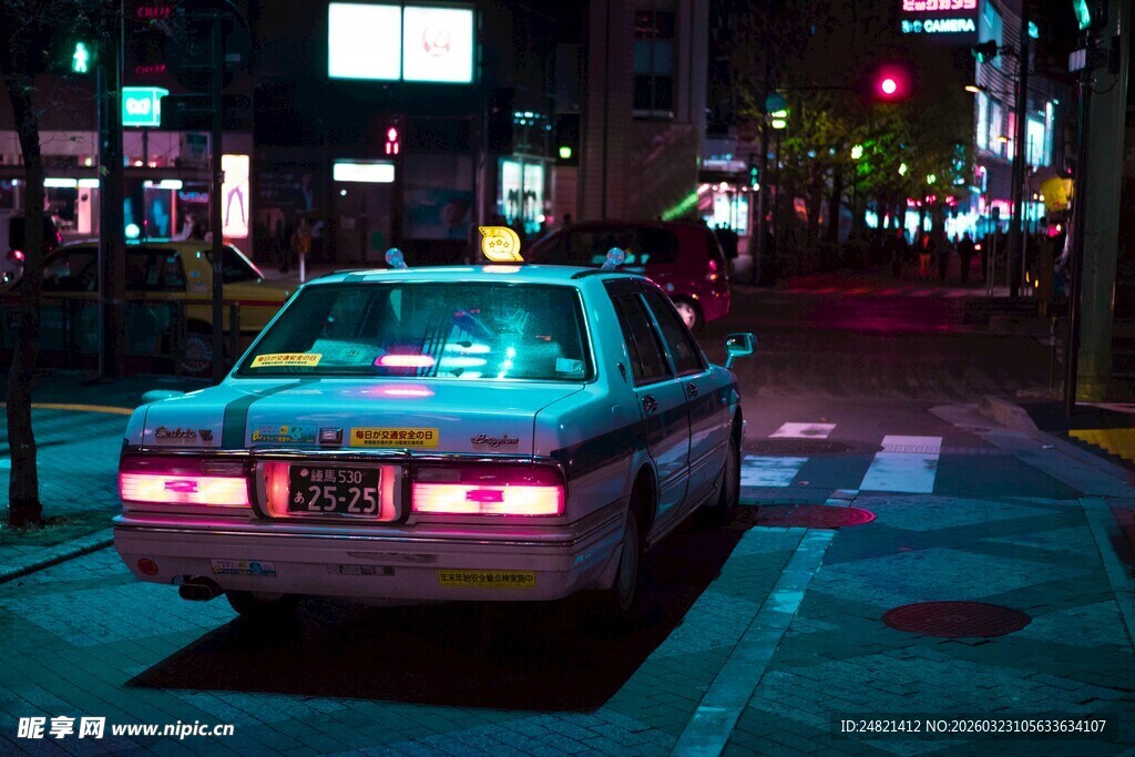 夜晚街头的出租车