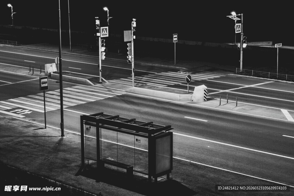 夜晚城市街道公交站台场景