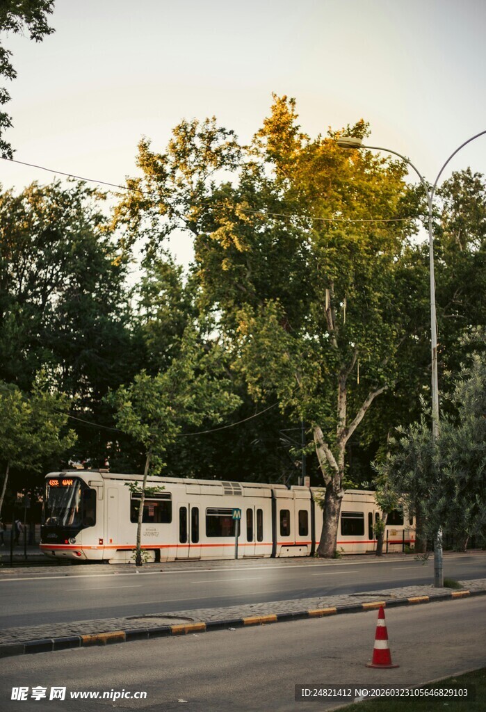 城市街道上的有轨电车