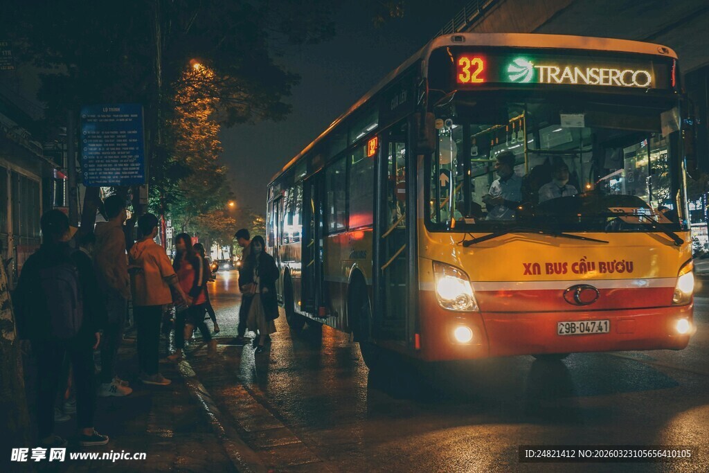 夜晚公交站的候车场景