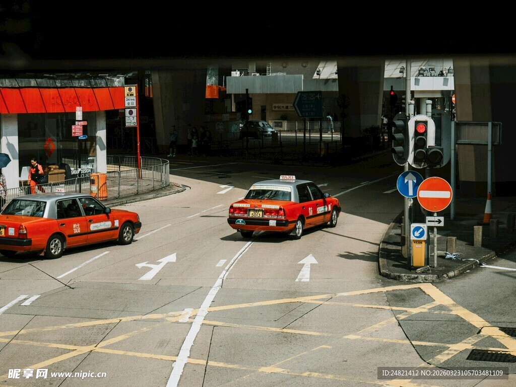 城市街道上的红色出租车