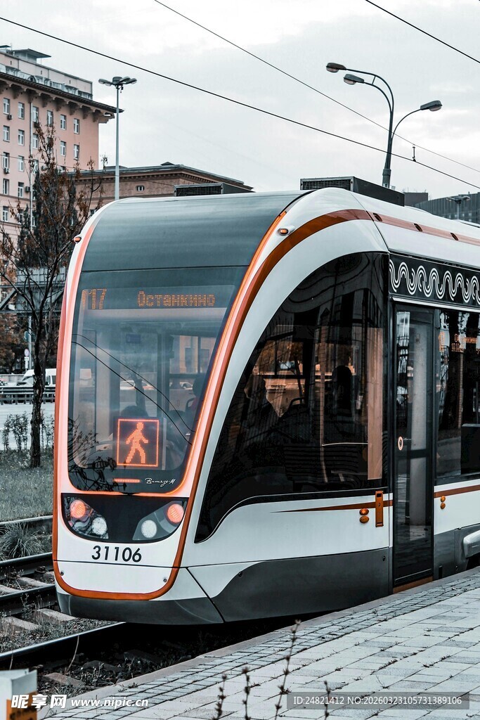 现代有轨电车停靠站台