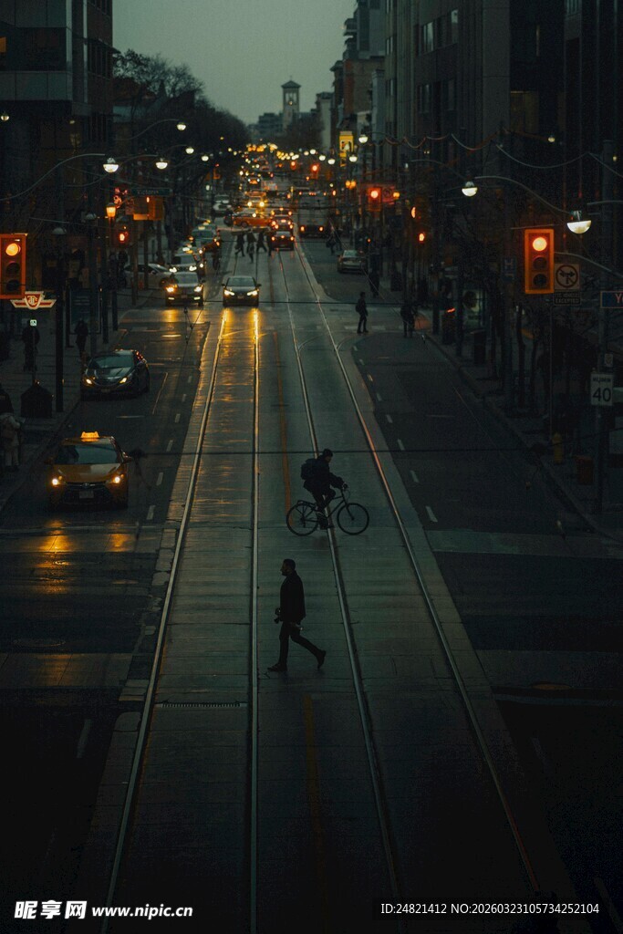 城市黄昏下的车流行人景象