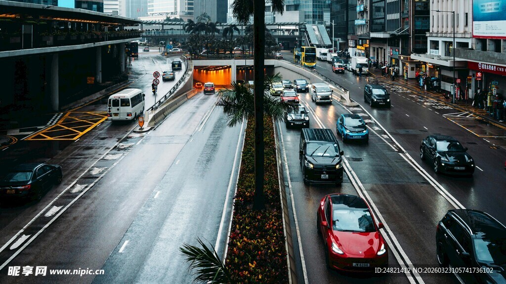 城市雨中繁忙的车流行道