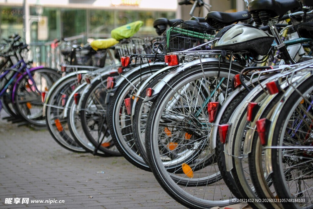 整齐停放的多彩自行车